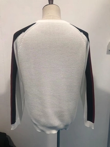 Détail de maille gaufrée et manches raglan color-block sur ce pull cintré pour hommes