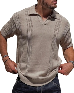 Dettaglio polo da uomo con trama in maglia traforata verticale e bordo a coste