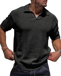 Dettaglio della trama a maglia verticale strutturata su questa polo nera da uomo elegante