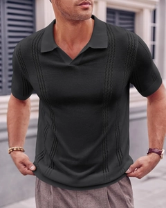 Dettaglio polo in maglia nera con trama traforata verticale e tessuto traspirante