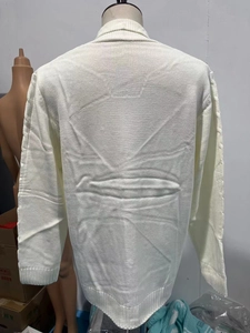 Dettaglio di un cardigan bianco in maglia con motivo a farfalla 3D testurizzato sul retro