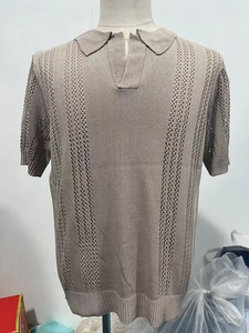 Dettaglio polo da uomo in maglia kaki con motivi traforati verticali e scollo a V