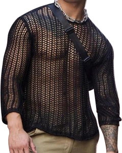Dettaglio della maglia traforata nera e dello scollo rotondo del pullover da uomo