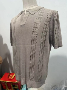 Dettaglio macro della polo in maglia grigia da uomo con motivo pointelle a righe verticali