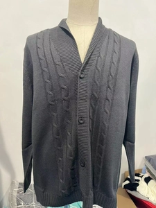 Dettaglio della trama a trecce del cardigan grigio scuro da uomo con scollo a V