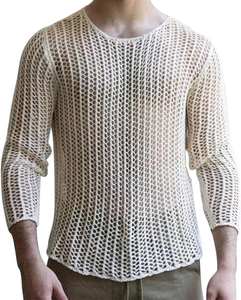 Dettaglio della maglia all'uncinetto bianco crema con struttura a nido d'ape traforata