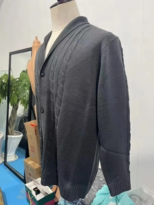 Dettaglio del cardigan grigio scuro da uomo con maglia a trecce e collo a scialle