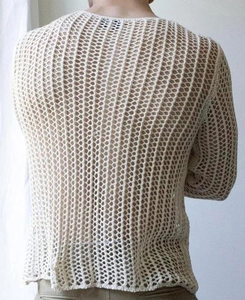 Dettaglio del maglione in maglia beige da uomo con trama traforata a righe verticali