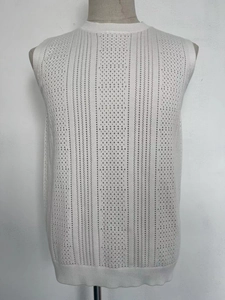 Gros plan d'un débardeur en maille blanche avec motifs ajourés verticaux respirants
