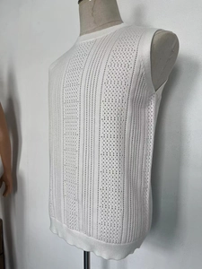 Détail de la texture en maille ajourée verticale sur ce gilet d'été blanc pour hommes