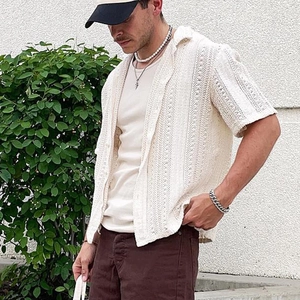 Detailansicht des weißen Herren-Strickhemds mit detaillierter Hohlhäkel-Textur