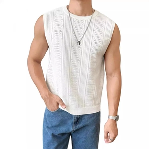 Débardeur en maille blanche pour hommes avec motifs à rayures verticales ajourées