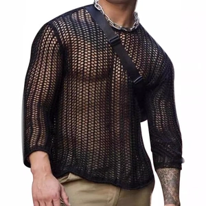 Maglia da uomo in maglia traforata nera con scollo rotondo per uno stile streetwear estivo