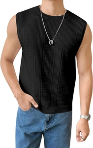 Détail du gilet en tricot noir avec texture à rayures verticales et col rond côtelé
