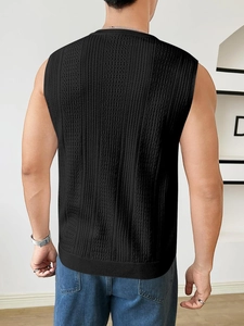 Détail du dos d'un débardeur en tricot noir avec rayures verticales et texture aérée