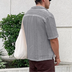Detailansicht des grauen Strickhemds für Herren mit atmungsaktivem Hohlmuster und Seitenschlitz