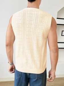 Vue arrière du gilet en maille crème pour hommes avec rayures verticales ajourées