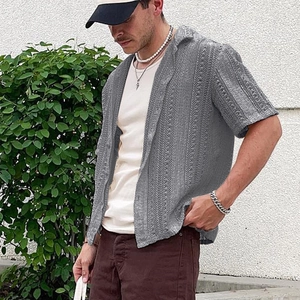 Detail der grau-grünen Strickjacke mit atmungsaktiver Netzstruktur und Reverskragen