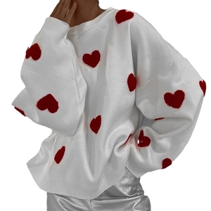 Pull en tricot blanc oversize pour femme avec motifs cœurs rouges et col rond