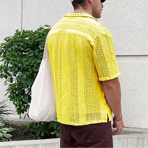 Detailansicht eines gelben Herren-Strickhemdes mit kurzem Arm und hohler Geometrie-Textur