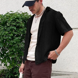 Detail der schwarzen Strickjacke mit Lochmuster, Meshtextur und Reverskragen für Herren