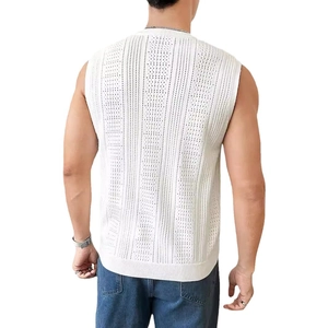 Vue arrière du débardeur blanc en tricot pour hommes avec motif ajouré rayé vertical