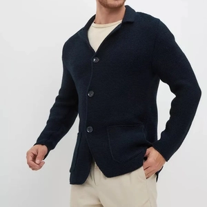 Détail de blazer en maille bleu marine pour homme avec texture gaufrée et trois boutons