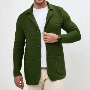 Détail du cardigan en grosse maille vert armée avec col à revers et poches plaquées
