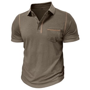 Détail d'un polo à manches courtes avec coutures contrastées orange et poche poitrine