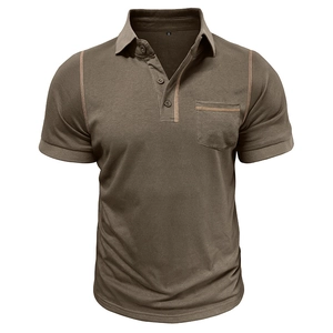 Détail du polo olive avec patte à trois boutons, poche poitrine et coutures contrastées