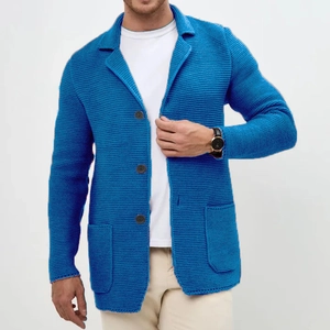 Détail du cardigan en maille bleue pour homme avec revers classiques et fermeture à trois boutons