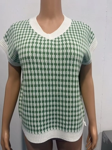 Détail de l'encolure en V et du tricot pied-de-poule vert de ce débardeur en maille
