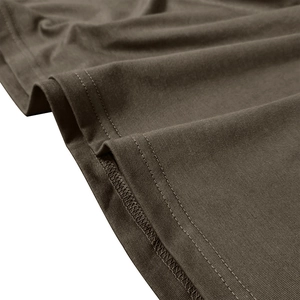 Gros plan sur la couture à double aiguille du polo en maille marron foncé de qualité