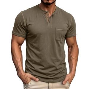 T-shirt Henley da uomo verde militare a maniche corte con taschino e bottoni