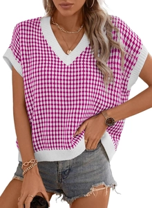 Gros plan du gilet en maille pied-de-poule rose montrant le col en V et la texture