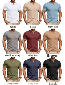 Dettaglio della trama del tessuto a costine e scollo a V sulle magliette slim fit da uomo