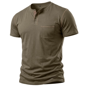 Dettaglio dello scollo henley a tre bottoni e cuciture a contrasto sulla maglietta da uomo