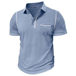 Polo à manches courtes bleu brume pour hommes avec trois boutons et coutures contrastées