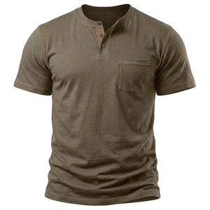 Dettaglio della maglia Henley verde oliva con scollo a tre bottoni e taschino