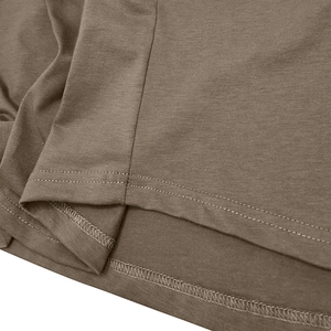 Détail macro de la double piqûre de l'ourlet d'un t-shirt de sport en maille marron