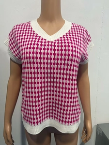 Vue détaillée du gilet en maille pied-de-poule fuchsia avec col en V et bords blancs