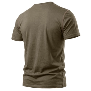 Dettaglio della maglia Henley verde oliva che mostra la trama a maglia e le cuciture