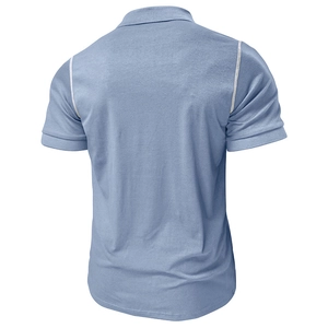 Détail polo manches courtes bleu-gris clair avec poignets côtelés et surpiqûres blanches