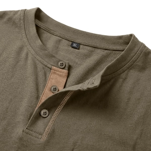 Dettaglio del colletto henley verde oliva con abbottonatura a contrasto marrone e bottoni