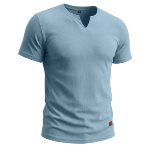 T-shirt da uomo azzurra con scollo a V in tessuto a coste e dettaglio logo in ecopelle