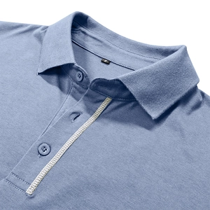 Détail du col d'un polo bleu-gris avec coutures contrastées blanches et étiquette S