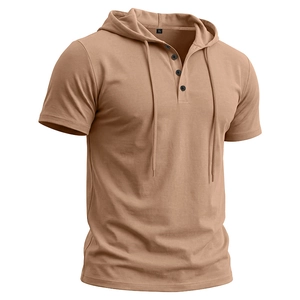 Détail macro du t-shirt à capuche Henley kaki avec quatre boutons et des cordons