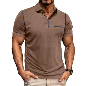Gros plan d'un polo marron à manches courtes avec patte à trois boutons et surpiqûres bleues