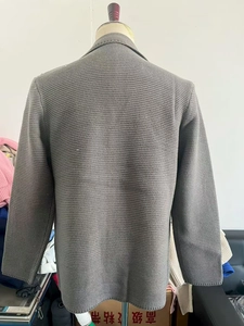 Détail de la maille damier épaisse sur le dos d'un cardigan blazer gris pour homme