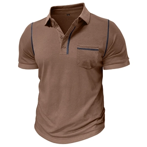 Détail d'un polo marron à manches courtes avec coutures contrastées bleu marine et taille S